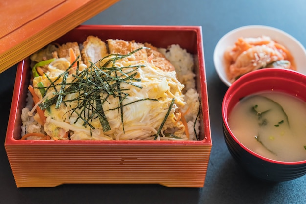 carne di maiale cotta fritta (katsudon)