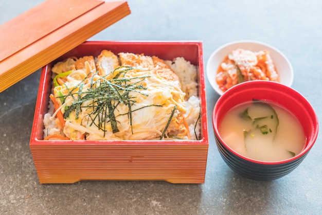 carne di maiale cotta fritta (katsudon)