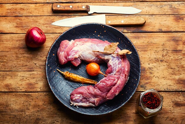 Carne di maiale cruda appetitosa per la cottura Set di filetto di carne cruda e spezie