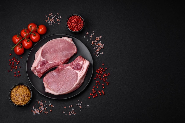 Carne di maiale cruda con osso o costata affettata con sale, spezie ed erbe aromatiche