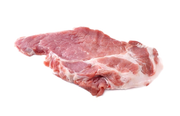 Carne di maiale cruda isolata su bianco