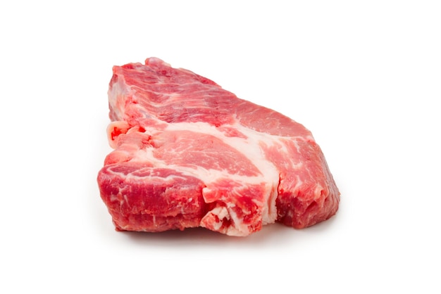 Carne di maiale cruda isolata su sfondo bianco.