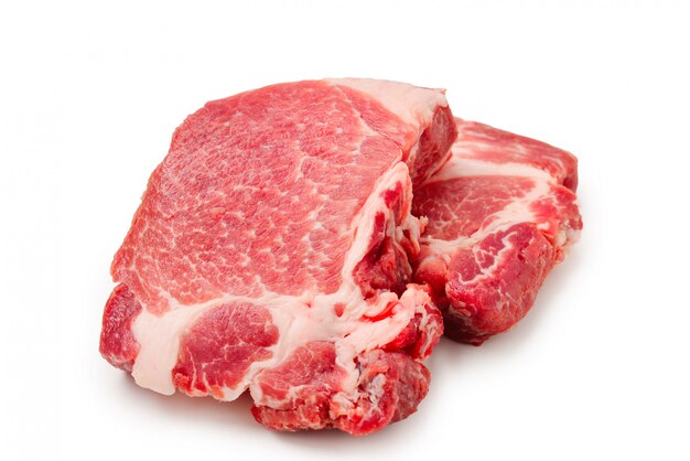 Carne di maiale cruda isolato su sfondo bianco.