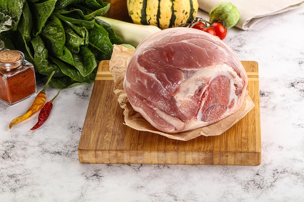Carne di maiale cruda non cotta con spezie per la cottura