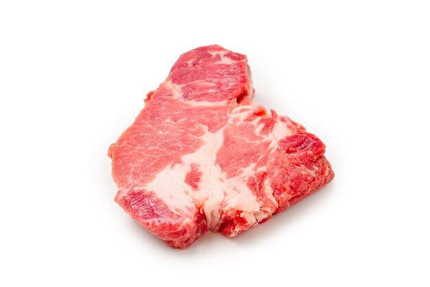 Carne di maiale cruda su bianco.