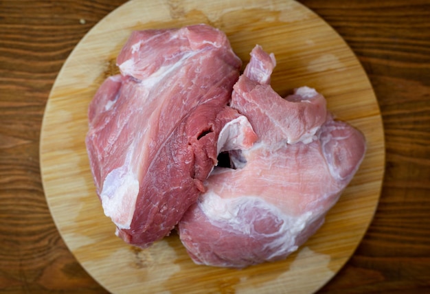 Carne di maiale cruda su un tagliere Vista dall'alto