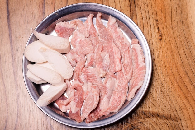 Carne di maiale cruda sul piatto Pancia di manzo fresca di maiale in stile tradizionale coreano BBQ Piatto caldo di carne giapponese