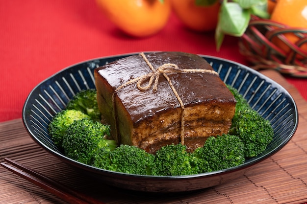 Carne di maiale Dongpo con verdure broccoli verdi per il pasto del capodanno cinese