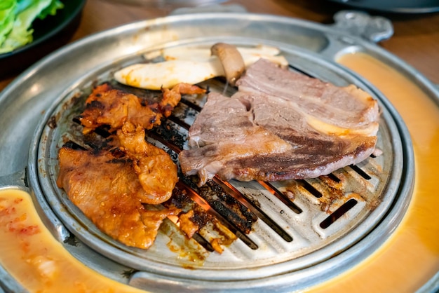 carne di maiale e manzo alla griglia in stile coreano o barbecue coreano