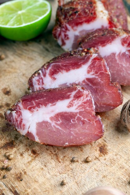 Carne di maiale e pancetta affettate durante la cottura