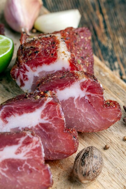 Carne di maiale e pancetta affettate durante la cottura