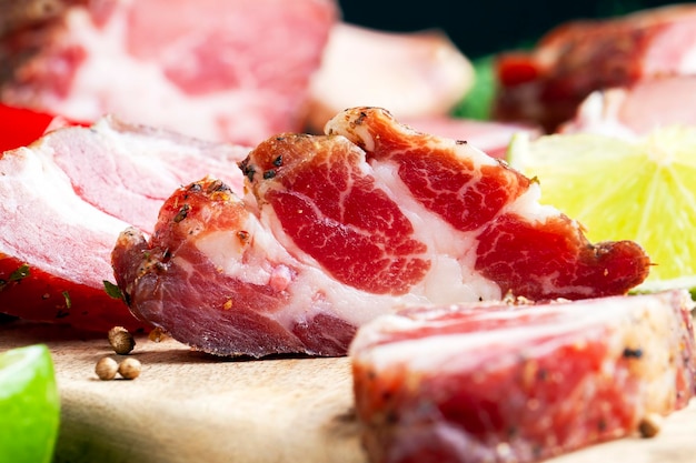 Carne di maiale e pancetta affettate durante la cottura