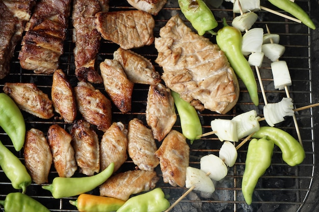 Carne di maiale e pollo arrosto sulla griglia per fare una cena barbecue.