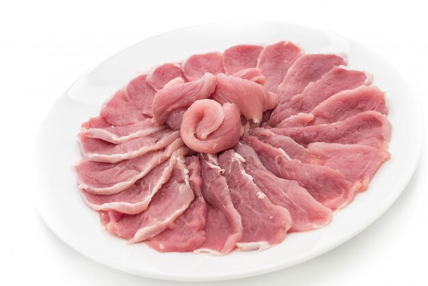 carne di maiale fresca a fette su bianco