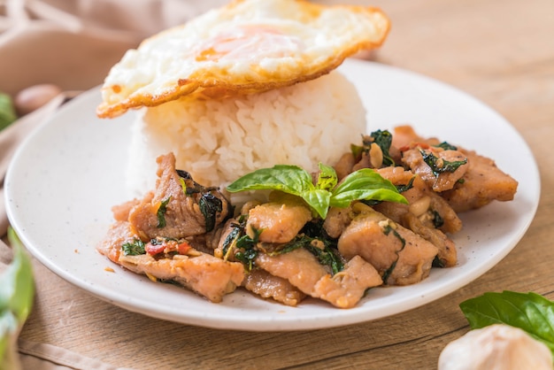 carne di maiale saltata in padella con basilico su riso e uovo fritto