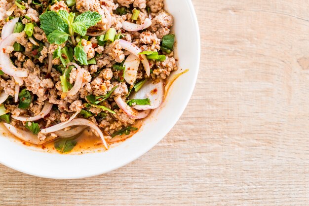 carne di maiale speziata piccante (Larb - Traditional Thai Food)