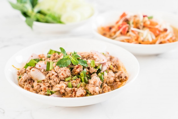 carne di maiale speziata piccante (Larb - Traditional Thai Food)