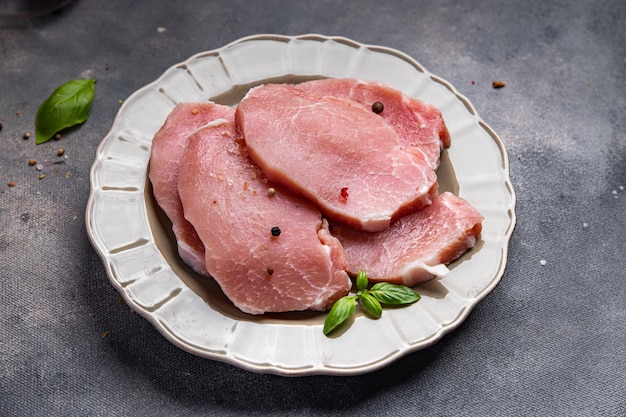 carne di maiale tagli di carne cruda fette di bistecca spuntino fresco pasto spuntino sul tavolo copia spazio cibo sfondo