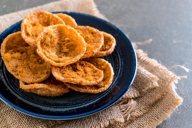 carne di maiale tagliuzzata secca sul cracker del riso