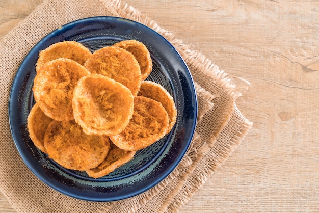 carne di maiale tagliuzzata secca sul cracker del riso