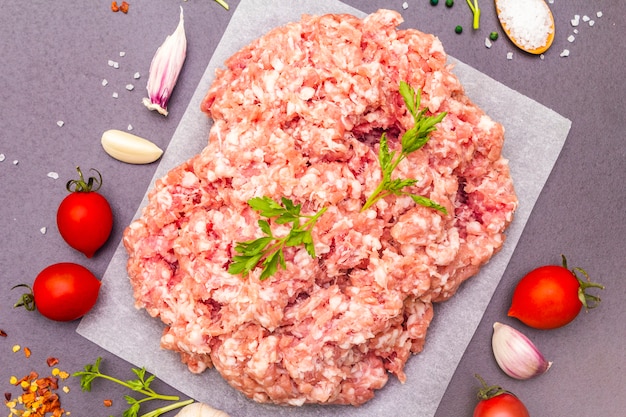 Carne di maiale tritata cruda.