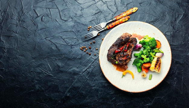 Carne di manzo arrosto con verdure