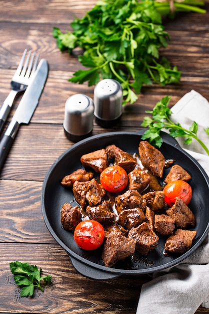 Carne di manzo arrosto o stufata con pomodoro