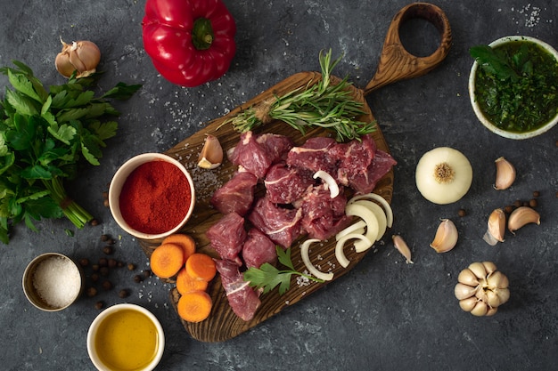 Carne di manzo cruda con ingredienti per cucinare cibi sani