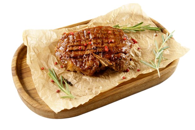 Carne di manzo fritta cotta alla griglia con spezie up close pezzi di carne fritti up close isolati su uno sfondo bianco