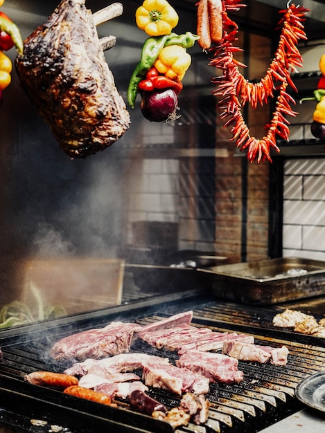 Carne di manzo in un barbecue argentino.