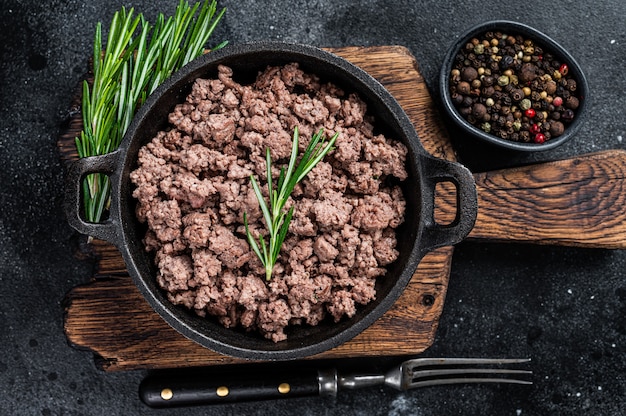 Carne di manzo tritata fritta in padella per cucinare la pasta