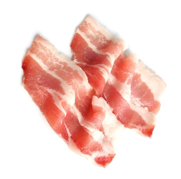 Carne di pancetta isolata su bianco