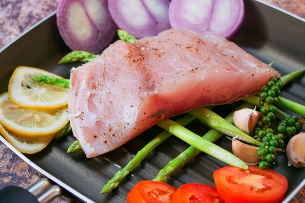 carne di pesce branzino con verdure e limone