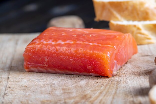 Carne di pesce salmone rosso salato su un tagliere Pesce salmone salato utilizzato per sushi e altri piatti asiatici