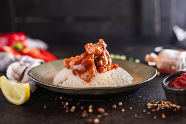 carne di pollo al curry con riso spezie salsa di pomodoro cucina pasto snack sul tavolo spazio copia cibo