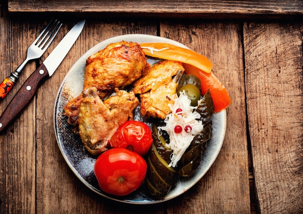 Carne di pollo al forno e sottaceti