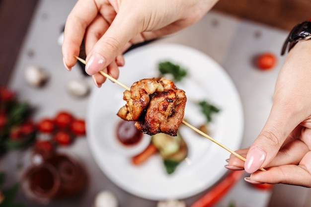 Carne di pollo alla brace con salsa ketchup e verdure grigliate