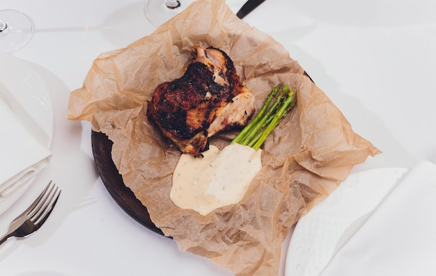 carne di pollo arrosto e asparagi alla griglia isolati su sfondo bianco vista dall'alto