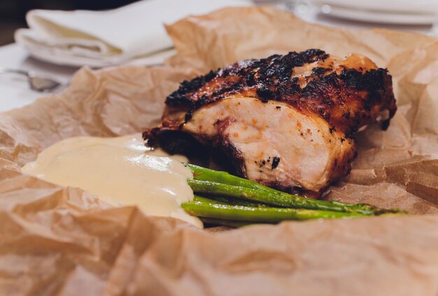 carne di pollo arrosto e asparagi alla griglia isolati su sfondo bianco vista dall'alto