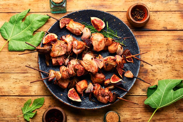 Carne di pollo arrosto su spiedini di legno.Spiedino di petto di pollo con fichi