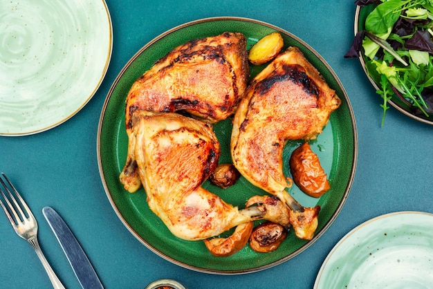 Carne di pollo arrosto su un piatto