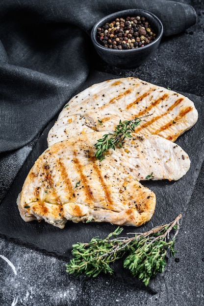 Carne di pollo arrosto su un tagliere