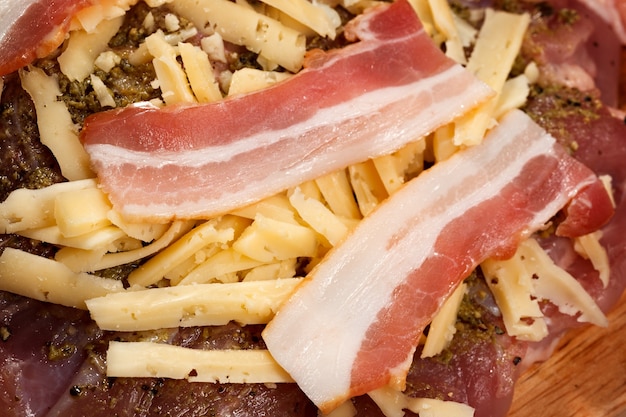 Carne di pollo con formaggio grattugiato, pancetta e spezie.