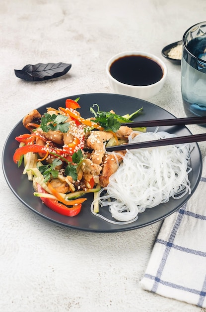 Carne di pollo con wok di verdure e salsa di pasta di riso cinese e sesamo