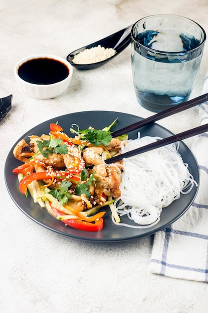 Carne di pollo con wok di verdure e salsa di pasta di riso cinese e sesamo