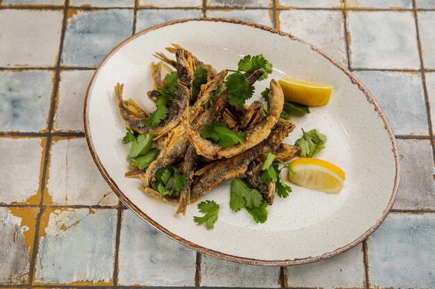 Carne di pollo e limone con petto di pollo sano piatto bianco cucinato in estate