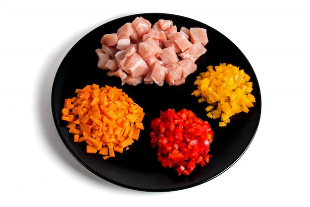 Carne di pollo e verdure affettate sul piatto