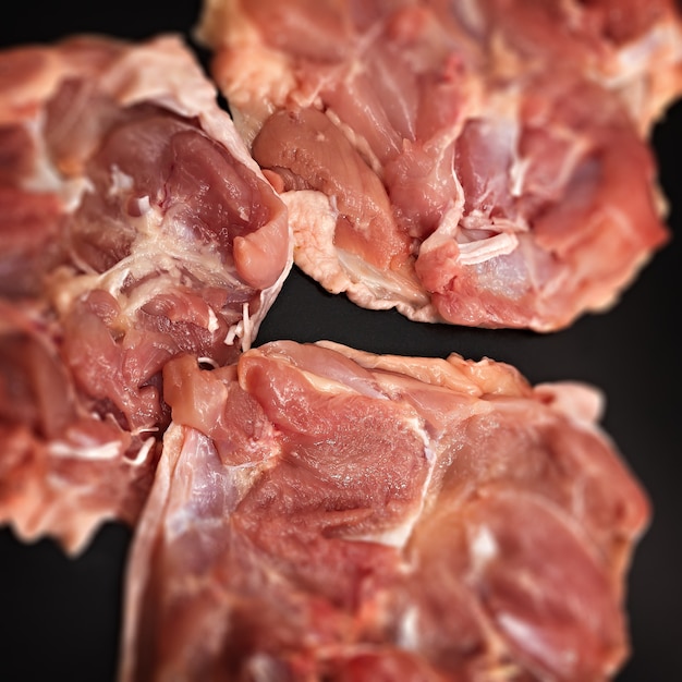 Carne di pollo fresca per cucinare.