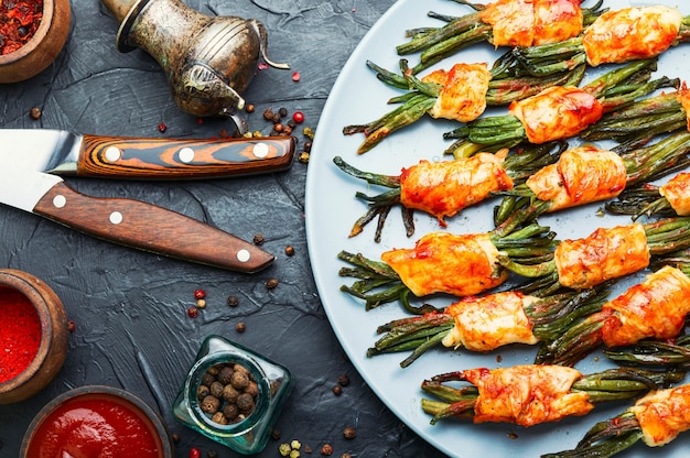 Carne di pollo fritto con fagiolo dall'occhio, cibo asiatico. Antipasto di carne