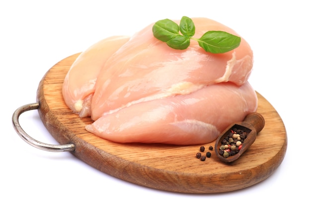 Carne di pollo su sfondo bianco